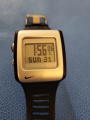Reloj Nike WC0037 Digital Día Fecha Alarma Cronógrafo Tono Plateado Estuche Negro Silicona Foto 1 de 4