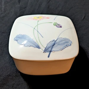 Caja de baratijas cuadrada vintage floral de porcelana blanca de 5" - Hecha en Japón - Imagen 1 de 4