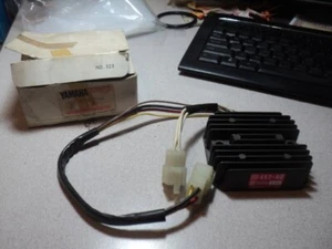 1981-90 YAMAHA XV XZ YX VIRAGO  RECTIFIER / REG ASSY  NOS OEM 4X7-81960-A0 - Imagen 1 de 6