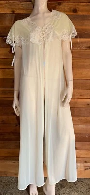 VINTAGE HOLLYWOOD VASSARETTE by MUNSINGWEAR YELLOW SIZE 34 ROBE   #10932 - Image 1 of 4