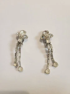VINTAGE WEISS SIGNED SILVER TONE CLEAR RHINESTONE CLIP ON DROP DANGLE EARRINGS - Picture 1 of 7