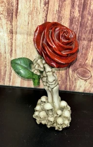 Halloween Deko rote Rose Skelett Hand, Gothic Deko - Bild 1 von 5