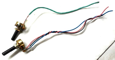 GRABADORA DE CASETE PORTÁTIL FM/AM HITACHI TRK-1211H - PAR DE POTES DE 10K Foto 1 de 4