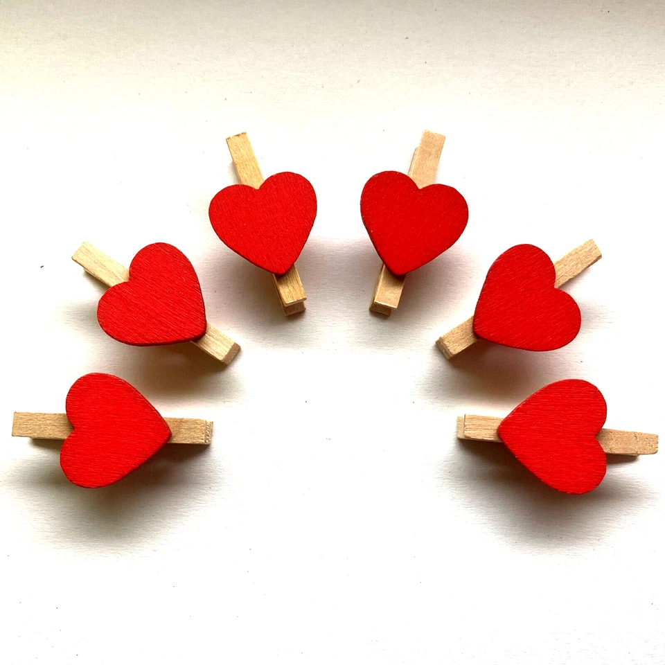 50 Mini Holzklammern mit Herz Motiv rot Deko Hochzeit Foto Klammern DIY - Bild 1 von 1
