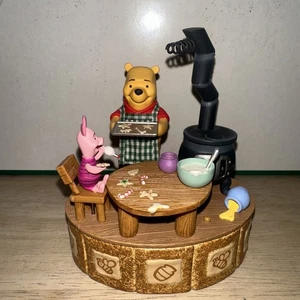 Hallmark – Disney – Winnie the Pooh–Making Sweet Cookies - Picture 1 of 13