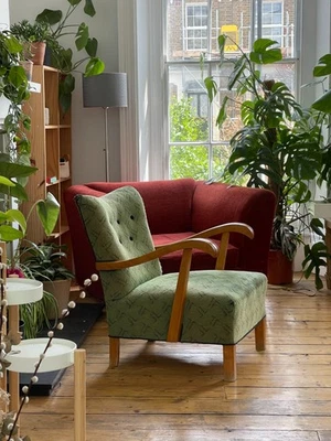 Sillón tapizado moderno vintage de mediados de siglo con madera curva Foto 1 de 4