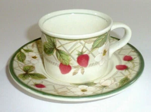 Mikasa Intaglio Strawberry Fair #CAC55 Vintage Demitasse Cup & Saucer - Picture 1 of 4
