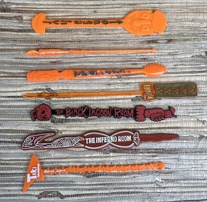 Tiki Swizzle Sticks x7 Tonga Hut Inferno Lagoon Makahiki Falso Ídolo Ohana Luau - Imagen 1 de 11