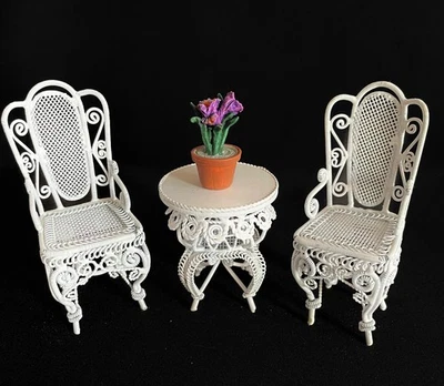 ¡Bonito! LOTE de 2 SILLAS Y MESA MINIATURA CASA DE MUÑECAS metal blanco mimbre escala 1:12 Foto 1 de 4
