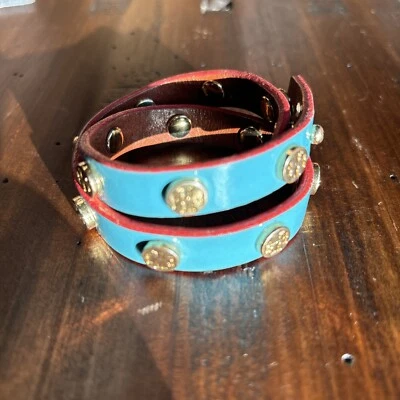 Браслет-обертка Tory Burch синий кожаный с золотым металлическим логотипом заклепки - Изображение 1 из 2