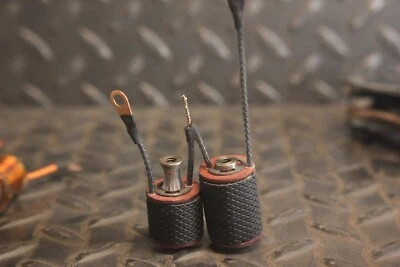 Bobinas para máquina de tatuaje de 1 1/4" con zancos traseros y cubiertas texturizadas, arandelas rojas Foto 1 de 3