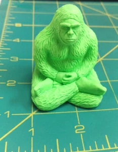 Neu meditierender Bigfoot Radierer von Archie Mcphee 2" Sasquatchian Gelassenheit GRÜN - Bild 1 von 5