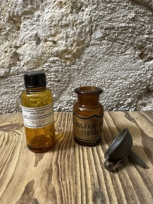 Lot de 2 anciens flacons pharmaceutiques en verre ambré + entonnoir Zinc - Photo 1/4