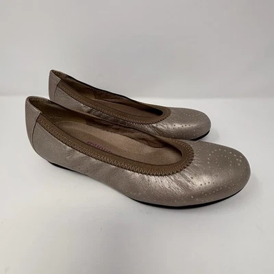 Pisos de ballet elásticos de cuero topo metálico champán perforado Munro 8 M Foto 1 de 4