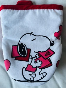 PEANUTS~”SNOOPY LOVE LETTERS & HEARTS~9” X 7”~RED Oven Mitt~NEW~FAST FREE SHIP. - Picture 1 of 4
