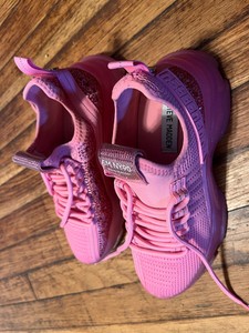 eager sneaker steve madden