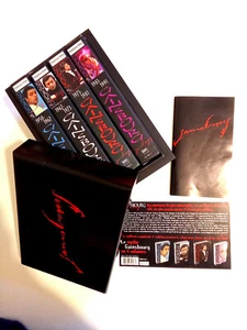 SERGE GAINSBOURG : COFFRET EN BOIS LAQUÉ 4xVHS NUMÉROTÉ + LIVRET - POLYGRAM 1994 - Photo 1/22