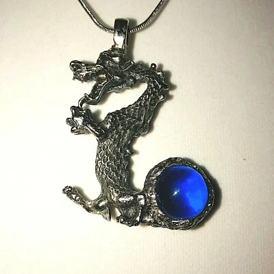 Colgante Dragón de Peltre Sosteniendo Bola de Cristal Azul Cadena Serpentina Tono Plateado Foto 1 de 4