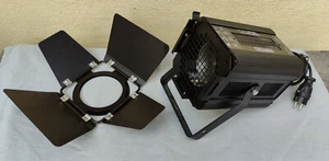 DEUX PROJECTEURS VARYTEC SPOT PRO AVEC FRESNEL 300/500 - Afbeelding 1 van 5