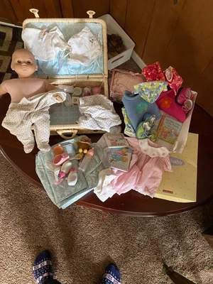 De colección 37+ American Girl Bitty Baby Muñeca Maleta de Mimbre Trajes Accesorios Libros Foto 1 de 4
