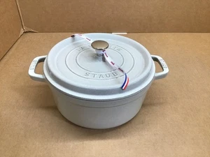 Staub Gusseisen 4 Quart Runde Cocotte - Weißer Trüffel - Bild 1 von 9