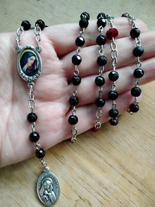 Cuentas Rosario Coronilla Siete Dolores Medalla Mater Dolorosa Negro Rojo Cristal + BONO - Imagen 1 de 8