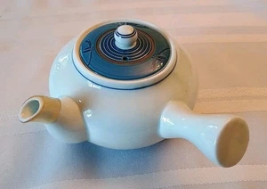 Tetera japonesa pequeña de porcelana con tapa pintada a mano firmada muy buen estado - Imagen 1 de 14