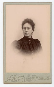 CDV PHOTO, une femme en robe avec des binocles par Héron à Montluçon vers 1890 - Foto 1 di 2