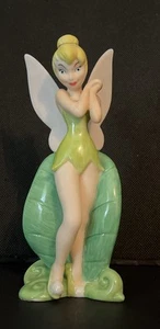 Disney ~ Campanellino ~ Alto 6" ~ Tra Foglie di Felce ~ Figura in Ceramica da Collezione - Foto 1 di 9