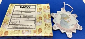 Precious Moments 1994 adorno en forma de copo de nieve con una niña con pájaros - Imagen 1 de 3