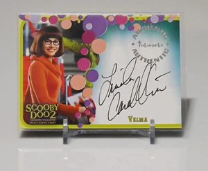 2004 Scooby Doo 2 - LINDA CARDELLINI - AUTOGRAPH CARD - VELMA - Picture 1 of 2