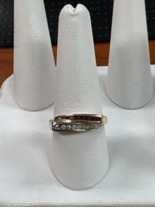 Gelbgold Ring roter Stein/Diamant 8 Dias 0,08 Karat TW 14K Größe 9,5 (QUC024570) - Bild 1 von 3