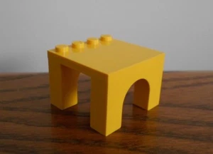 YELLOW SMALL SIDE TABLE spare part/accessory BELVILLE vintage Lego System 4x4 - Picture 1 of 2