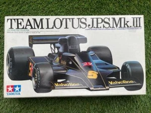 Tamiya 2004 1/20 Scale F1 Team Lotus J.P.S Mk.III Model Kit - Foto 1 di 2