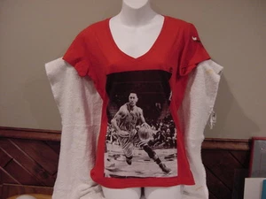 CUTE Derrick Rose Chicago Bulls Women's Sz Md Red Majestic T-Shirt, NEW&NICE!! - Picture 1 of 1