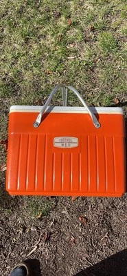 Enfriador de aluminio naranja térmico vintage con asas de cesta de picnic Foto 1 de 4