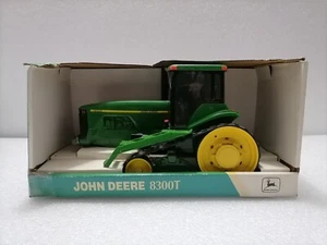 Tractor JOHN DEERE 8300 T - Vintage 1:16 Scale Model , Ertl Made in China 1998 - Picture 1 of 6