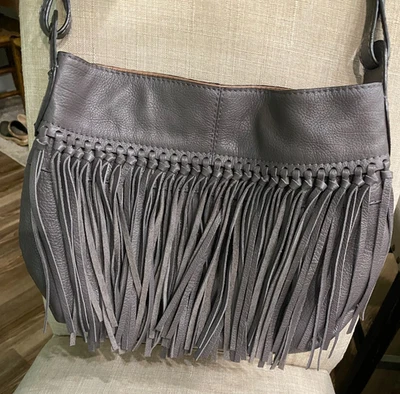 Cartera para mujer or Yany con borlas, cuero granulado color topo - ¡USADA EN EXCELENTE ESTADO!! ¡Súper limpio! Foto 1 de 4