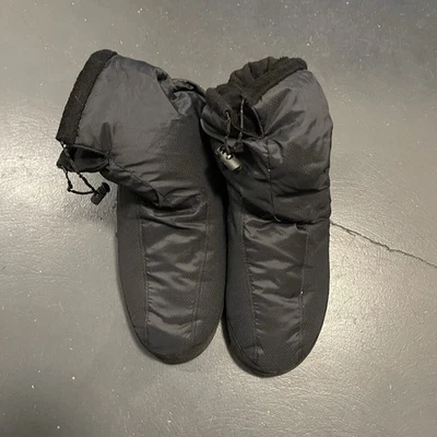 Botines REI Cabiniste para Hombres Pequeños Negros Plumón de Pato Acogedores Zapatilla Exterior Foto 1 de 4