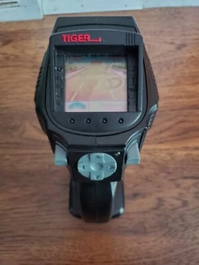 Tiger Grip Games 1996 juego portátil de metal trenzado raro probado funciona - sin sonido - Imagen 1 de 8