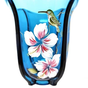 Jarrón de vidrio azul índigo FENTON ORQUÍDEA FLORAL con colibrí 7" de alto firmado - Imagen 1 de 24