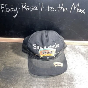 Snapback vintage anni '90 San Antonio Spurs raro HTML con logo Spurs su tesa, gemelli NBA - Foto 1 di 6
