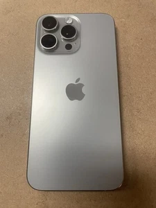 Ricambio custodia posteriore iPhone 15 Pro Max con piccole parti OEM - titanio naturale - A - Foto 1 di 6