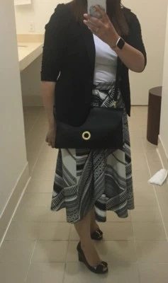 Bolso sin asas Halston Heritage de cuero negro sobre bandolera Foto 1 de 4