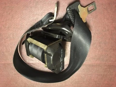 Cinturón de seguridad trasero izquierdo clásico Saab 900 Turbo Hatchback 1991 1992 1993 retractor Foto 1 de 3