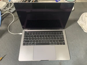 Apple Macbook Pro 13.3-inch ( Touch Bar) 2.4Ghz Quad Core i5 (2019) MV962LL/A - Photo 1/4