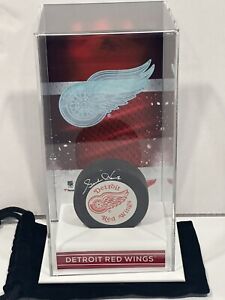Upper Deck Gordie Howe Signed Reds Wings Puck w/Tall Red Wings Logo Display Case