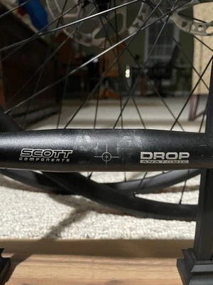 BICICLETA SCOTT 42cm x 31.8 UNA SOLA RANURA ANATÓMICA BARRA ABATIBLE MANILLAR NEGRO Foto 1 de 3