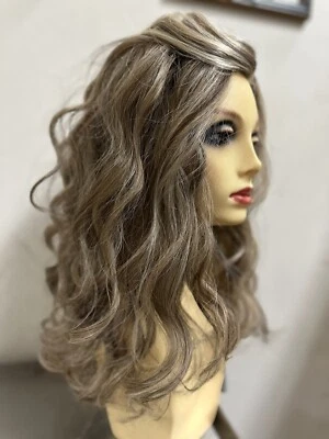 Peluca DÍA A LA FECHA Raquel Welch RL12/22SS CAPPUCCINO-ExtenderLaceFtMonoPtMeMCapII-HF Foto 1 de 4