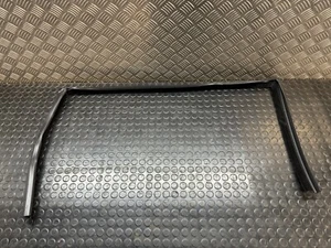 O.E NOS BMW E60 E61 FRONT LH WINDOW RUBBER GUIDE 7033799 - Picture 1 of 9